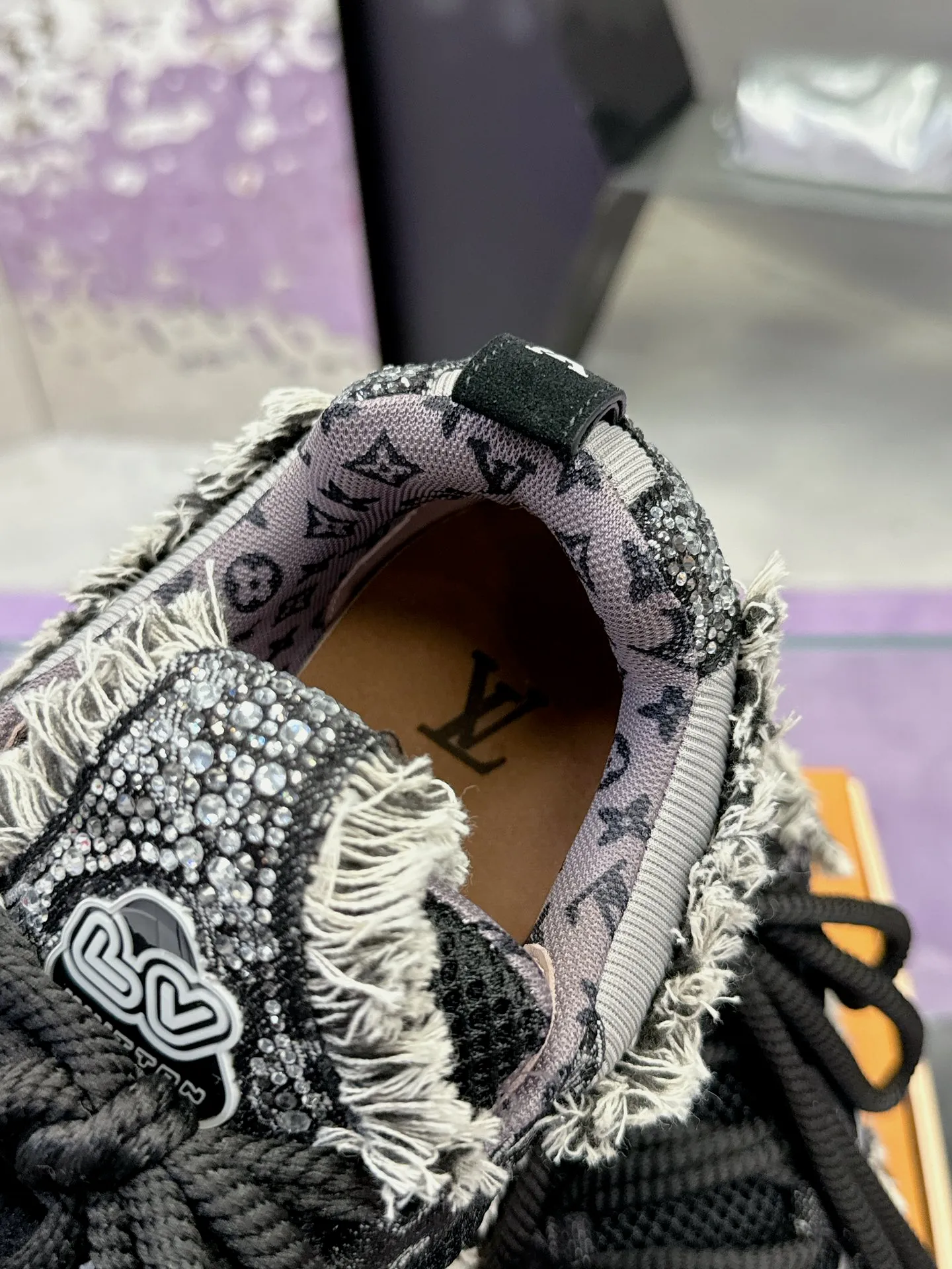 Men's shoes 💰900❤️❤️❤️ 𝙇𝙑 Bread shoes have added new colors 💓 Craftsmanship series 𝟐𝟎𝟐5/𝐒𝐒 𝐧𝐞𝐰 Louis Vuitton catwalk skate shoes are popular, LOUIS VUITTON Trainer is undoubtedly one of the most successful Sneakers launched by luxury brands, but the pace of exploration will not stop. LOUISVUITTON will also bring a new series of skateboard shoes in the spring of 2025. The new series in the picture returns to the 90s Chunky Skate Shoes look and feel. The uppers are made of leather and mesh. The fat silhouette and thick shoelaces are very eye-catching. It is expected to have quite a few colors like the Trainer. Judging from the previous DIOR show skate shoes, this chunky style may be even stronger next year. 💎 Size: Female 35-40 Male 39-46